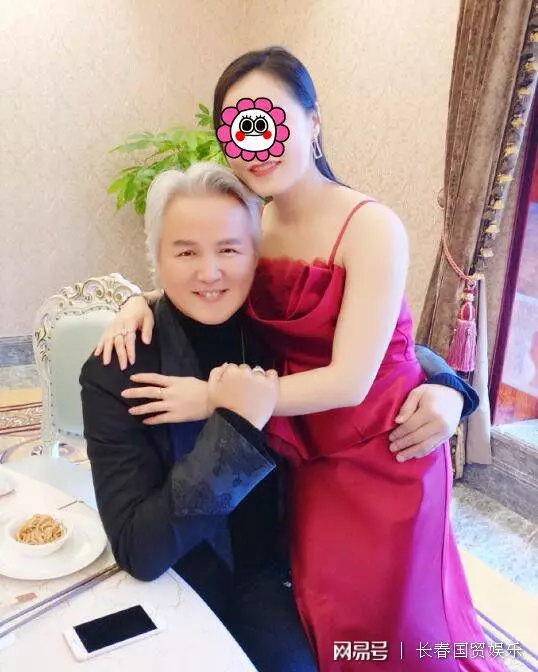 張庭老公與女子的親密合影照流出,稱「對大哥的愛是發自內心的。」