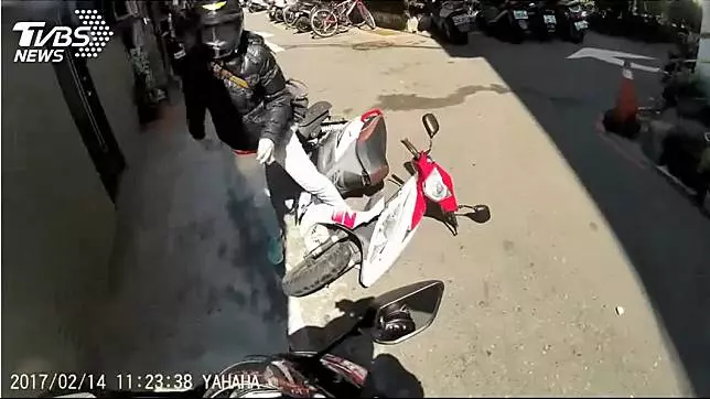 花錢消災!遇小擦撞私了 騎士「我趕時間」