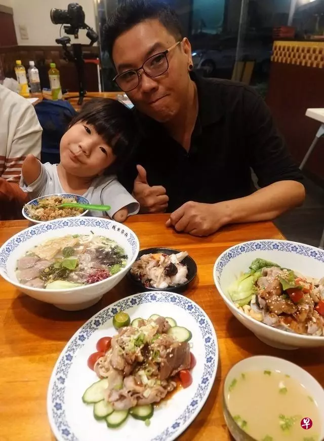 單腳女童懂事樂觀:爸爸 我們要節省一點