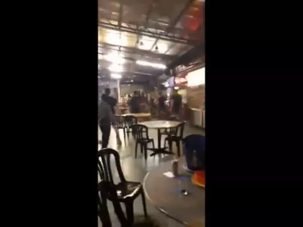 勸阻吸菸引發口角,兩批人馬就地取材上演「全武行」!