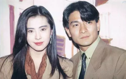 王祖賢早年身材有多好? 她坐在劉德華腿上,有誰注意到劉德華手的位置,細節見人品