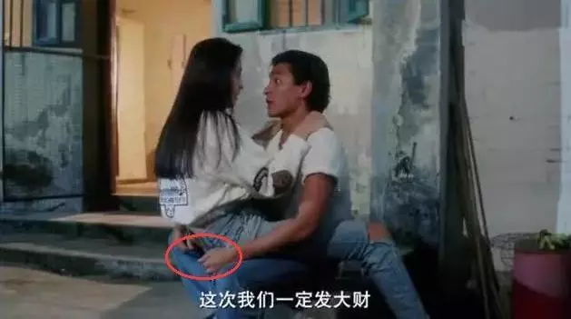 王祖賢早年身材有多好? 她坐在劉德華腿上,有誰注意到劉德華手的位置,細節見人品