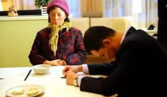 妻子走了三年,丈夫去探望岳母,隔窗見到一個身影,才知岳母秘密