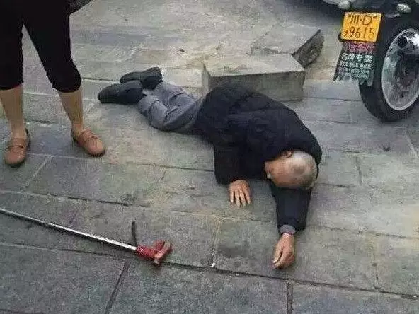 老人不慎摔倒,女孩趕忙上前,閨蜜卻扭頭離開,事後閨蜜加薪升職變成她上司