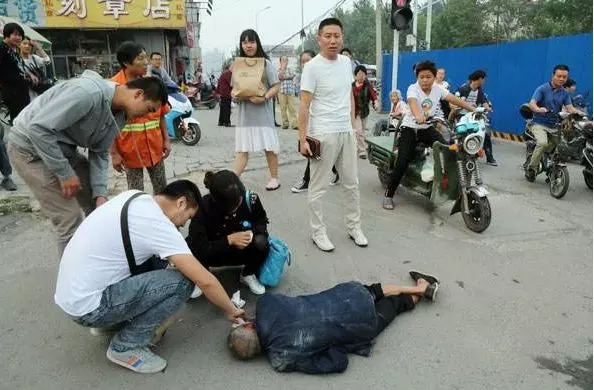 老人不慎摔倒,女孩趕忙上前,閨蜜卻扭頭離開,事後閨蜜加薪升職變成她上司