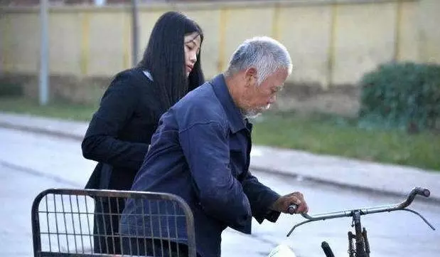 老人不慎摔倒,女孩趕忙上前,閨蜜卻扭頭離開,事後閨蜜加薪升職變成她上司