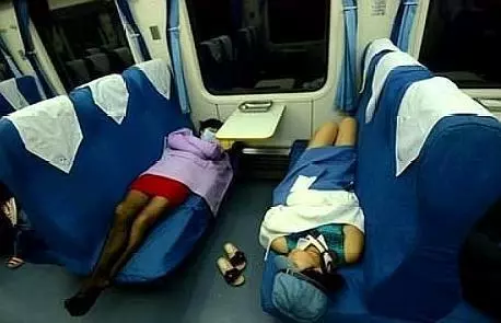長途火車上睡覺時,儘量別將頭朝向視窗,瞭解後你會感謝我