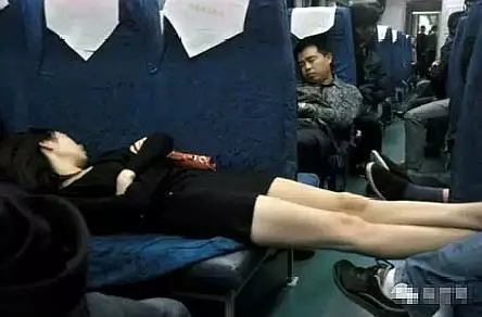 長途火車上睡覺時,儘量別將頭朝向視窗,瞭解後你會感謝我