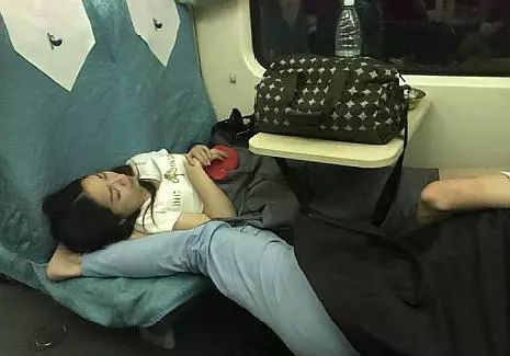 長途火車上睡覺時,儘量別將頭朝向視窗,瞭解後你會感謝我