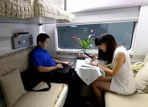 長途火車上睡覺時,儘量別將頭朝向視窗,瞭解後你會感謝我