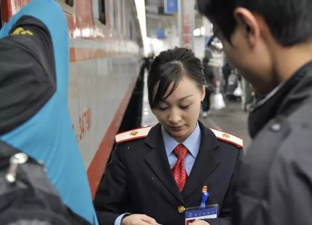 為何在火車上,乘務員都要把「臥鋪票收走?」看完才明白其中「貓膩」