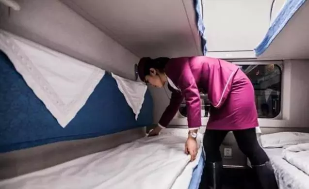 為何在火車上,乘務員都要把「臥鋪票收走?」看完才明白其中「貓膩」