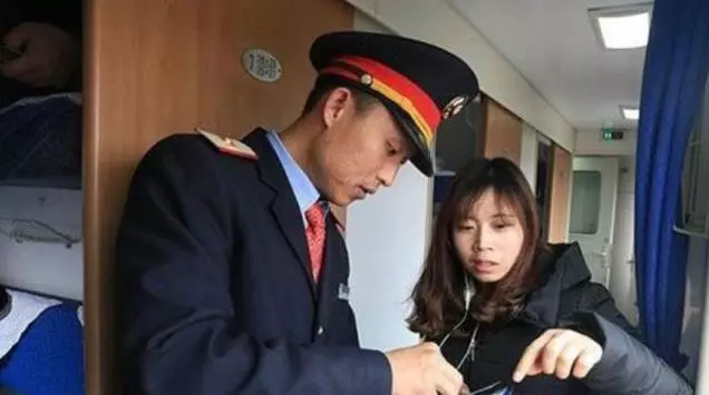 為何在火車上,乘務員都要把「臥鋪票收走?」看完才明白其中「貓膩」