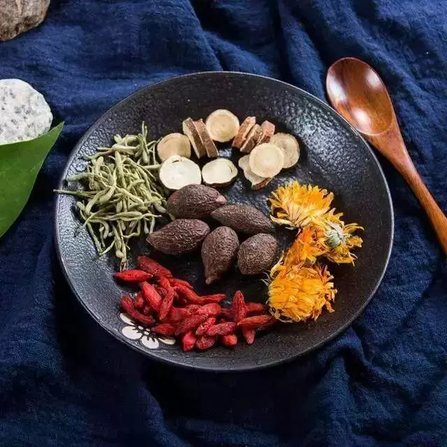 紅棗和它一起泡,每天一杯,7天身體內濕氣消,臉色更紅潤!