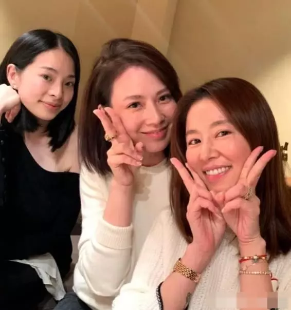 林心如閨蜜不小心曝光其素顏照,連唇膏都沒塗,網友:大跌眼鏡咩!