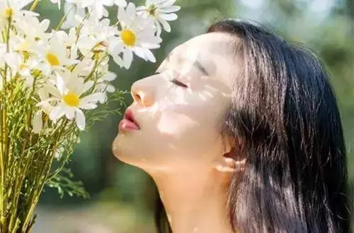 小姑子結婚擺酒時,酒席上妯娌踩我腳,低頭後,我怒掀桌子離婚了