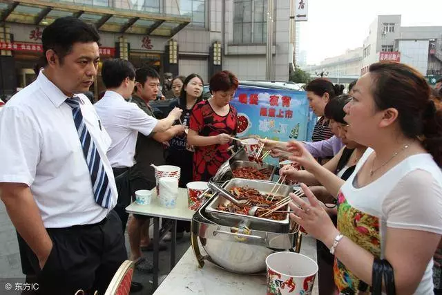 路上不小心碰了賣飯大娘,被迫花錢買碗白開水,沒想到救自己一命