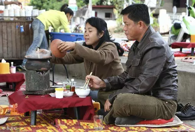 路上不小心碰了賣飯大娘,被迫花錢買碗白開水,沒想到救自己一命