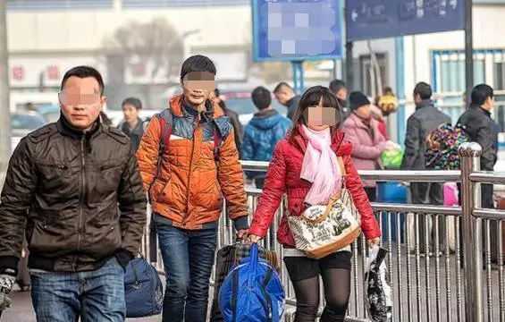 路上不小心碰了賣飯大娘,被迫花錢買碗白開水,沒想到救自己一命