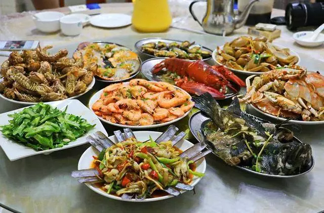 路上不小心碰了賣飯大娘,被迫花錢買碗白開水,沒想到救自己一命