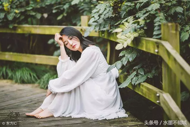丈夫去世,妻子帶著3歲兒子逛商場,兒子用手指一人大喊爸爸!