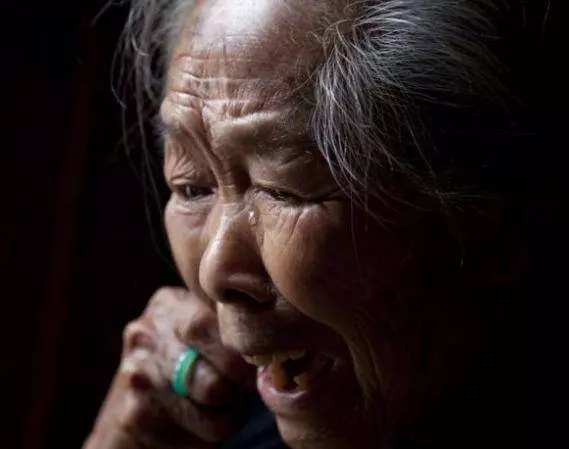 丈夫去世,妻子帶著3歲兒子逛商場,兒子用手指一人大喊爸爸!