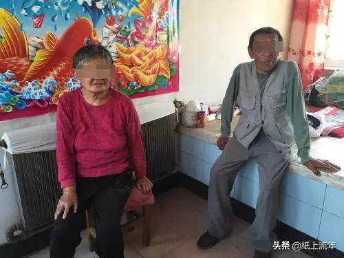 兒媳生病,婆婆找娘家要醫藥費,錢到手後正要回家,拉開門,蒙住