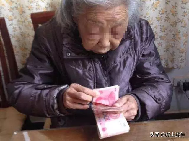 兒媳生病,婆婆找娘家要醫藥費,錢到手後正要回家,拉開門,蒙住