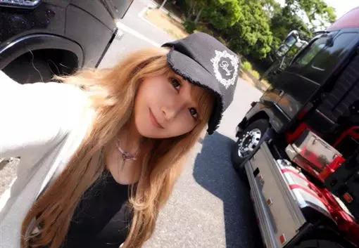 老司機發車!豪乳萌妹開貨車 「水蛇腰配頭燈」網友大失血
