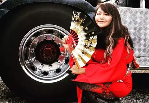老司機發車!豪乳萌妹開貨車 「水蛇腰配頭燈」網友大失血