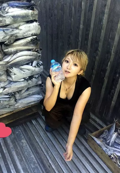 老司機發車!豪乳萌妹開貨車 「水蛇腰配頭燈」網友大失血