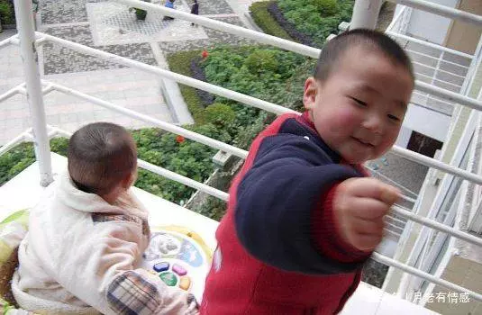 2歲男孩高樓掉下,男子路過接住,像是自己兒子,回家後妻子淚目