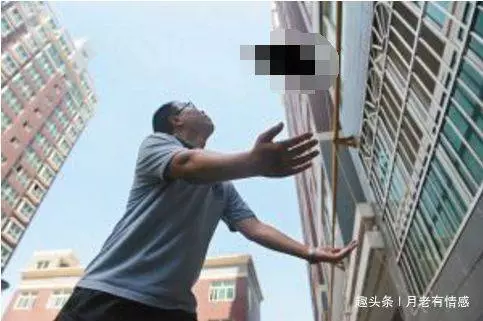 2歲男孩高樓掉下,男子路過接住,像是自己兒子,回家後妻子淚目