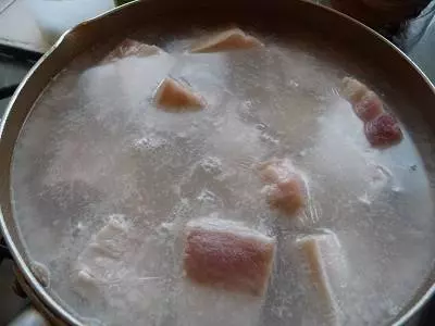 餐廳大廚教你,豬肉除腥方法,只需要一個鍋,一下子就去除豬肉腥味
