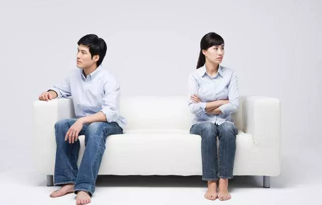 我和小姑子同一天生下兒子 婆婆燉了雞湯 卻全拿給小姑子吃 老公的話 我紅了臉