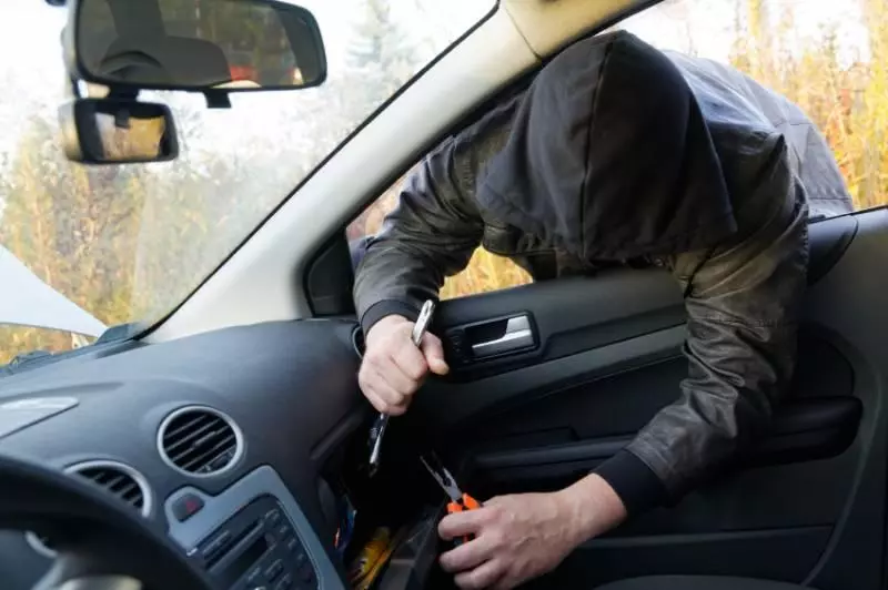 【上車就要Lock門!!!】妻兒等丈夫上車沒鎖門,劫匪一來直接「連人帶舊車擄走」超GG!