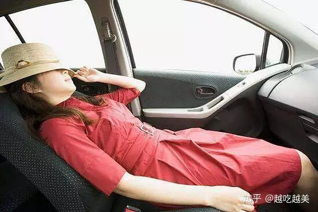 【上車就要Lock門!!!】妻兒等丈夫上車沒鎖門,劫匪一來直接「連人帶舊車擄走」超GG!