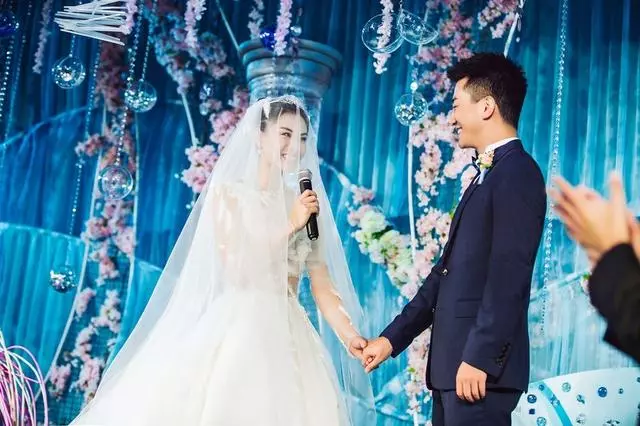 老公每次回老家都不接我電話,我偷偷跟回去,才明白自己是傻子!