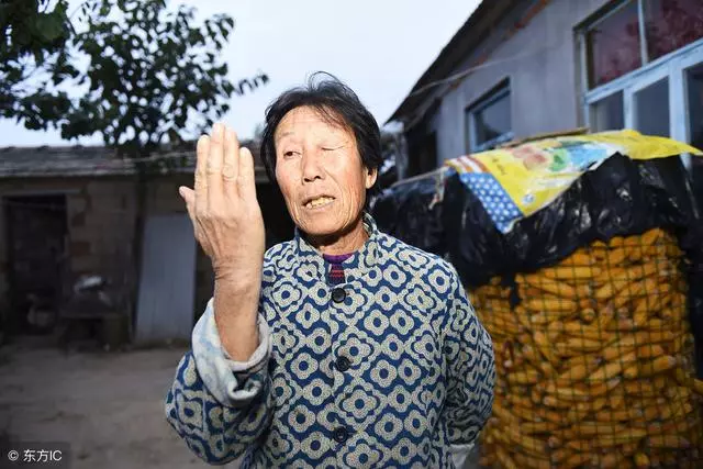 我嫁窮小子父母跟我斷絕關係,六年後母親生病我給十萬後才知被騙