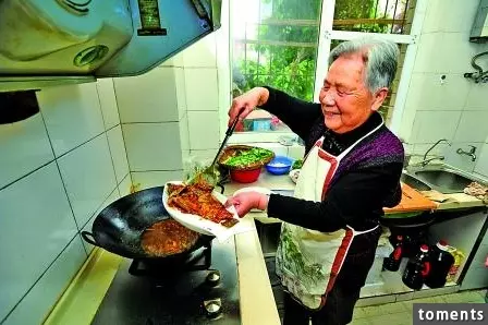 訂婚前男朋友父親突發心肌梗塞,請假去醫院照顧他,沒想到飯桌上準婆婆竟說了「一句話」,讓我死也不想嫁!
