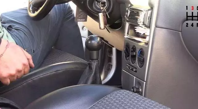 開車到一半「電瓶掛掉」怎麼辦?別等拖吊車了,「一條繩子」立刻神救援!
