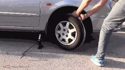 開車到一半「電瓶掛掉」怎麼辦?別等拖吊車了,「一條繩子」立刻神救援!