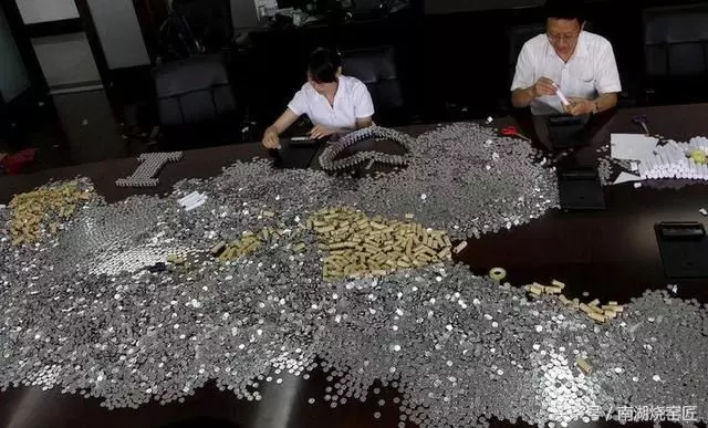 男子帶10萬硬幣去銀行,結果數完少20元,男子的話讓銀行慌了!