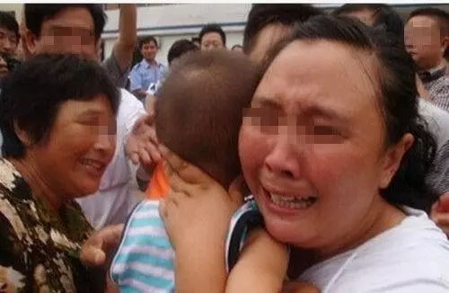 4歲兒子下落不明,鄰居過來安慰,狗卻叫個不停,母親果斷報了警