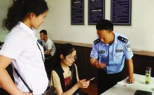 4歲兒子下落不明,鄰居過來安慰,狗卻叫個不停,母親果斷報了警