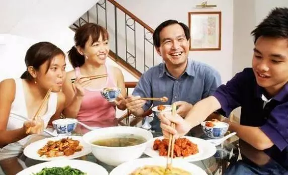 妻子罵丈夫沒出息,他生氣離家,奮鬥八年成老闆後回家,進屋愣了