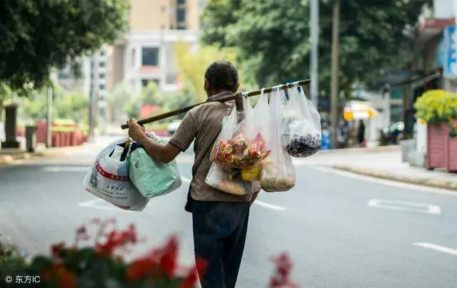 妻子罵丈夫沒出息,他生氣離家,奮鬥八年成老闆後回家,進屋愣了