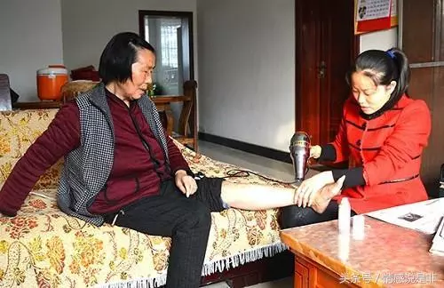 女兒伺候母親於床前,母親謾罵女兒不孝,女兒一氣之下把兒子告了
