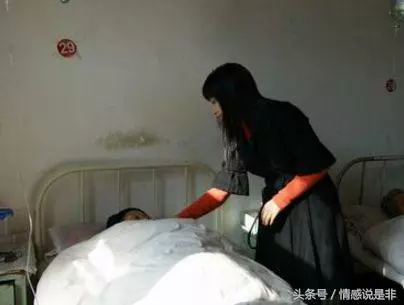 女兒伺候母親於床前,母親謾罵女兒不孝,女兒一氣之下把兒子告了