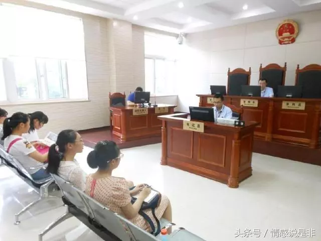 女兒伺候母親於床前,母親謾罵女兒不孝,女兒一氣之下把兒子告了